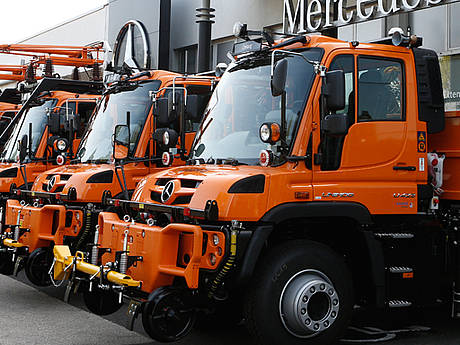 Neun Mercedes-Benz Unimog U 423 f&uuml;r den Einsatz auf Stra&szlig;e und Schiene 