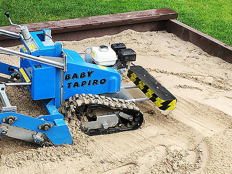 Effiziente Ergebnisse im nassem Sand: die Sandreinigungsmaschine fiorentini Baby Tapiro 