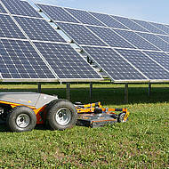 Ferngesteuerter Rasenm&auml;her Raymo von Rumsauer &ndash; sichere Steuerung dank Zero-Turn-Radius-Lenksystem und Allradantrieb