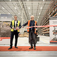 K&uuml;rzere Lieferzeiten: Schwedischer Tiltrotator-Produzent weiht neues Zentrallager ein