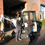 Bobcat und Christian Hamann &uuml;bergeben Bobcat E19 an AZB