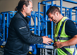 Sichere Arbeitsb&uuml;hnen-Schulung am Firmengel&auml;nde