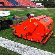 Verf&uuml;llte Kunstrasenpl&auml;tze: eine saubere Sache mit der Terra Clean von Wiedenmann