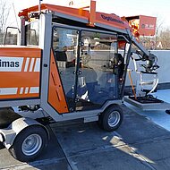 Pflasterverlegemaschine H99 von Optimas l&auml;sst Platten schweben