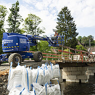Gelenkteleskop-Arbeitsb&uuml;hne GTB 178 D unterst&uuml;tzt bei Br&uuml;ckensanierung