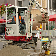 Kompaktbagger im Stra&szlig;en- und Kanalbau
