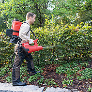 Schweizer Hersteller präsentiert Sprühgebläse AS 1200 mit CAS-Akku auf der GaLaBau