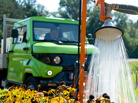 Neu im Portfolio: Kehrbesen und Bewässerungsarm für wendige Pkw und E-Fahrzeuge