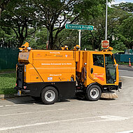 Autonome Kehrmaschine von ENWAY reinigt Singapurs Stra&szlig;en