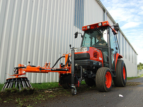 Die Eco-Wildkrautb&uuml;rste macht Schluss mit wucherndem Kraut.
