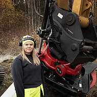 Produkttests: Baggerfahrerin gibt Feedback f&uuml;r den Tiltrotator RC8