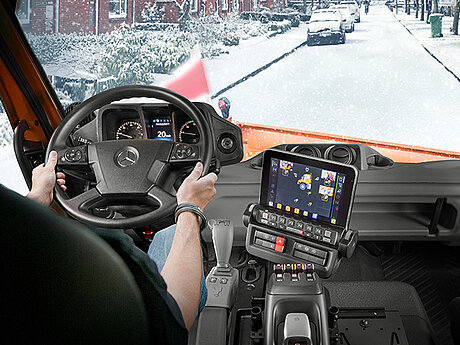 Unimog mit UNI-TOUCH und neuen Sicherheits-Assistenten auf der IFAT