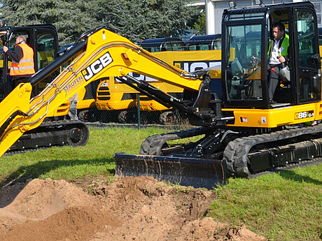 JCB gl&auml;nzt mit Neuheiten - Fit f&uuml;r die GaLaBau 2014