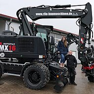 Sonderl&ouml;sungen von Ringelstetter: Rototilt QC60-5 Sandwich &ndash; &Ouml;lmenge des Baggers speist Wechsler