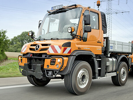 Neuer Unimog U 323 pr&auml;destiniert als wirtschaftliches Winterdienst- und Transportfahrzeug 