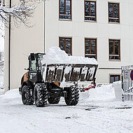 Schneechaos: Schule in Katastrophengebiet bekommt Unterst&uuml;tzung durch Radlader klarx 