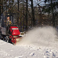 ECHO Traktorenkabine sperrt Schnee und Wind aus