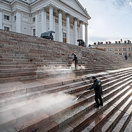 Reinigungs-Spezialist bringt Vorplatz des Doms von Helsinki auf Vordermann