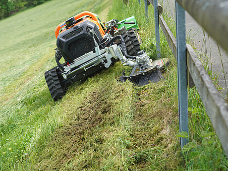Erweiterte Einsatzm&ouml;glichkeiten: MDB-Mulchraupe von VOGT mit DRAGONE-Randstreifenm&auml;her