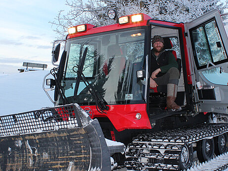 Reportage: Dreamteam – Mit seinem Pistenbully spurt Alois Kircher die perfekten Loipen