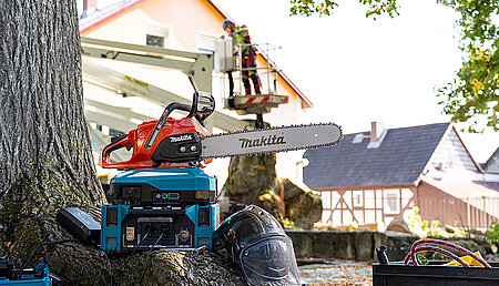 Neue XTREME-POWER-Maschine – Akku-Kettensäge UC030G in Signalfarbe Rot