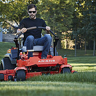 Mit ECHO Spa&szlig; an der Arbeit: Der Nullwendekreism&auml;her Ariens APEX 48 