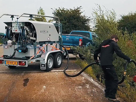 Gr&uuml;nprofis sparen mit Hei&szlig;wasserger&auml;t von Empas 25 % Kraftstoff