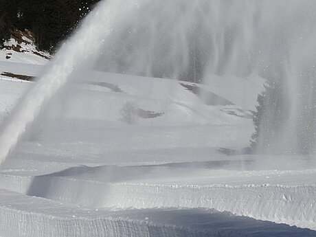 ZAUGG: Neue selbstfahrende Schneefr&auml;sschleuder Rolba R500