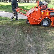 Rasenpflege mit Wiedenmann: Aufbereitung wertvoller Erdkegel 