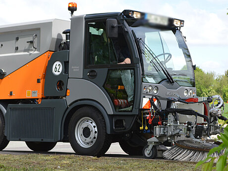 TRILETY mit Aufsatzkehrmaschinen TK36 und TK-M29 auf der demopark 2017