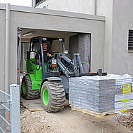 Kompakter Radlader meistert gro&szlig;e Herausforderungen im GaLaBau