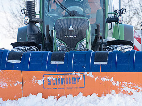 Winterdienst mit Schmidt und SCHMIDT WEISSGR&Uuml;N