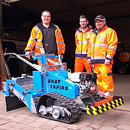 Bauhof Niederzier reinigt Sandfl&auml;chen neuerdings mit der Baby Tapiro