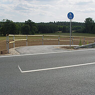 Mehr Straßensicherheit mit den Holz-Stahlgeländern von Maibach