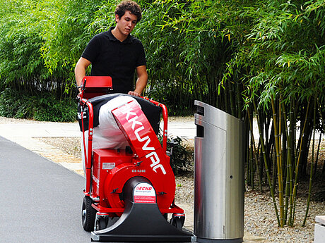 Innovativer Laub- und Abfallsauger AKKUVAC ES-424E f&uuml;r l&auml;rmsensible Umgebungen