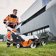Professionelle Grünpflege in lärmsensiblen Bereichen mit dem Profi-Akku-Rasenmäher STIHL RMA 765 V 