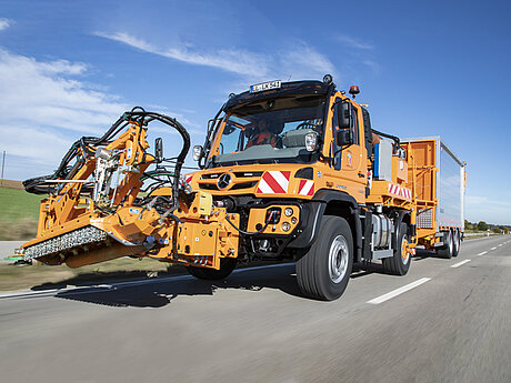 Ein Herz f&uuml;r Bienen mit dem Unimog: Landkreis-Bauhof Landsberg m&auml;ht insektenschonend