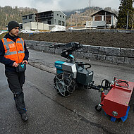 Elektrischer Einachser monotrac: der vielseitige Allrounder für Sommer- und Winterdienst