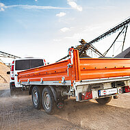 TRIUS Drei-Seiten-Kipper: Sch&uuml;ttg&uuml;ter und Baumaschinen sicher transportieren