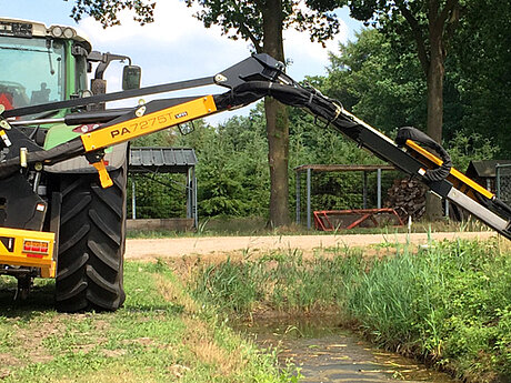 Neue 75er-Baureihe von McConnel: B&ouml;schungen effizienter m&auml;hen 