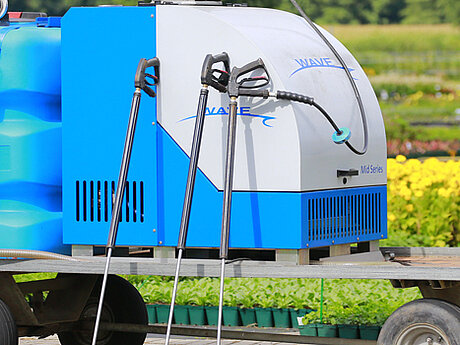 Wildkrautbek&auml;mpfung mit Hei&szlig;wasser f&uuml;r verschiedene Einsatzgebiete