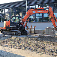 Starkes Baustellen-Team: Hitachi-Kompaktbagger von Kiesel im Garten- und Landschaftsbau