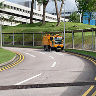 Autonome Kehrmaschine „Donner“ erhält Straßenzulassung in Singapur