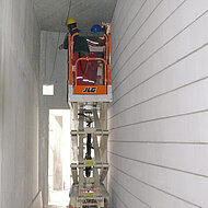 JLG Scherenarbeitsb&uuml;hne 2030ES in den Katakomben des Eishockey-Stadions