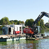 Kraftvolle Hydraulik: Mobilbagger 190W blue mit angebauter Vibrationsramme