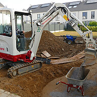Takeuchi TB 216 im Galabau - Sehr beweglich, der kompakte 1,7 Tonner
