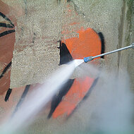 Mit Hochdruck Graffitis entfernen