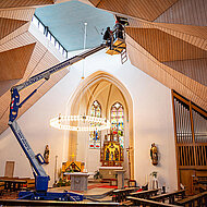 Raupenarbeitsbühne RAB 130 GT B/E im Einsatz