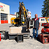 Ein Mann f&uuml;r eine Baustelle dank der vollhydraulischen Lehnhoff-Schnellwechsler