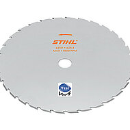 Schleuderarmes M&auml;hen mit Freischneidern dank Schneideblatt GrassCut 250-32 von STIHL